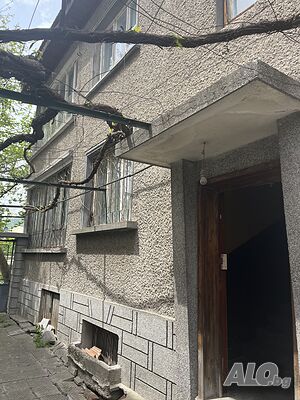 Двуетажна къща с гараж и отлична локация в кв. Ново село