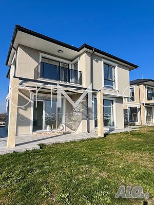Продава се двуетажна къща в близост до кв. Сарафово