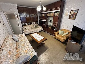 Двустаен апартамент в блок 26, кв. Славейков, до у-ще Антон Страшимиров. С ТЕЦ