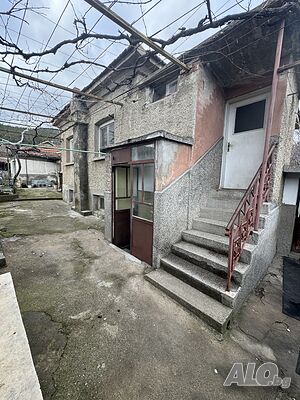 Самостоятелна къща кв. Клуцохор с голям двор
