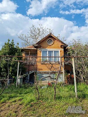 Топ локация! Вила с двор на главен път - Ичеренско шосе