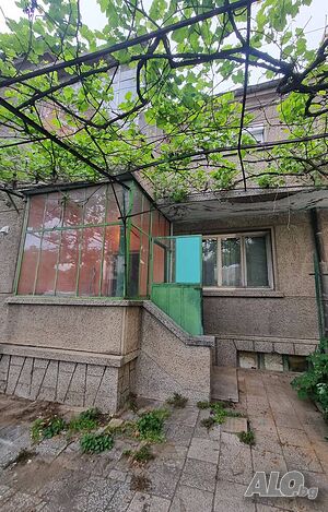 Къща-близнак с потенциал за реконструкция в предпочитания район „Розова градина“