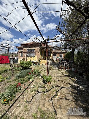 Къща с двор и търговски обект към нея на главния път Сливен-Бургас