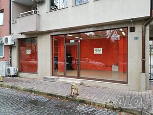 Отдавам в СЦ на Пловдив помещение 93 кв.м на две нива с 9м витрина.