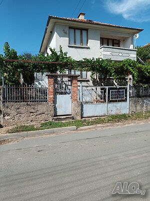 Продава двуетажна къща в с. Манолич