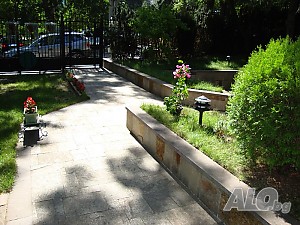 Строи в груб строеж, изпълнява вертикални планировки и др., изпълнява фундаменти за сглобяеми къщи.