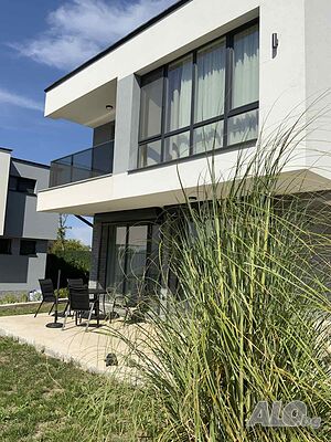 Комплекс SONATA Sea Villas на първа линия на централния плаж на гр. Ахтопол.