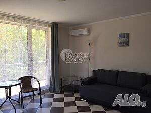 Предлагаме обзаведен двустаен апартамент на първа линия на плаж Златна рибка, комплекс Хасиенда бийч..