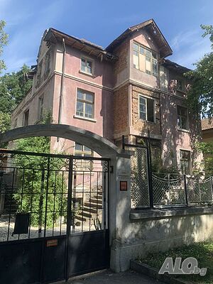 триетажна жилищна сграда
