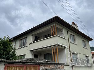 Къща в центъра на Чепеларе - 2 етажа, двор и 2 гаража