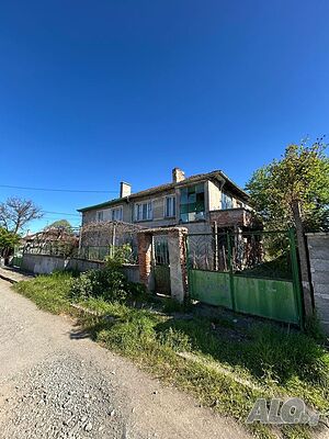Двуетажна къща в центъра на град Средец
