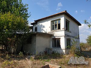 Просторен имот с огромен потенциал - 2185 кв.м. двор, панорамна гледка и възможност за развитие
