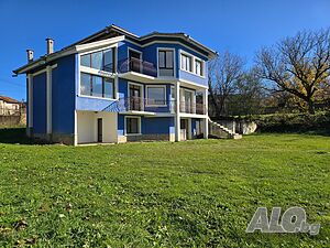 Масивна нова къща с РЗП 260 м2 и Акт 16