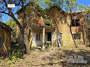 Къща с двор от 1 412 м2 в село Славейково