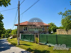 Реновирана едноетажна къща, разположена в живописното село Велчево