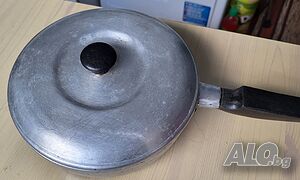 Продавам дълбок алуминиев тиган с капак и дръжка