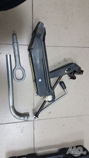 Инструменти, крик, ключ за гуми, кука за теглене,vw golf 6