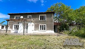 Двуетажна тухлена къща с каменен зид в село Зетьово, обл. Ст. Загора