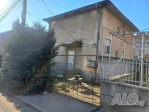 Продавам къща с 500 кв.м. двор в кв. ”Гледка”
