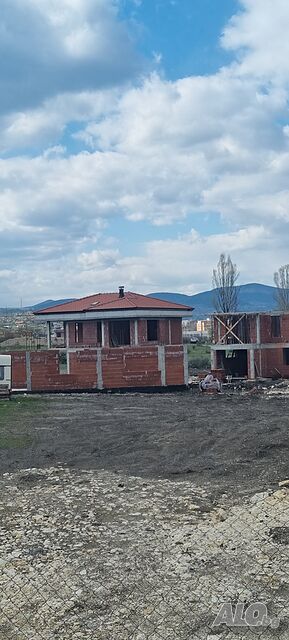 Продавам къща в затворен комплекс
