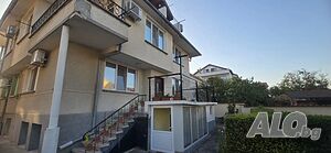 Триетажна къща-близнак в Равда с двор 372 м²