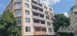Инвеститор продава два магазина и заведение на партерен етаж!