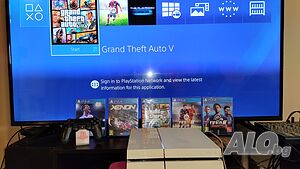 PS4/ Плейстейшън 4 в комплект с джойстик и 5 игри на дискове