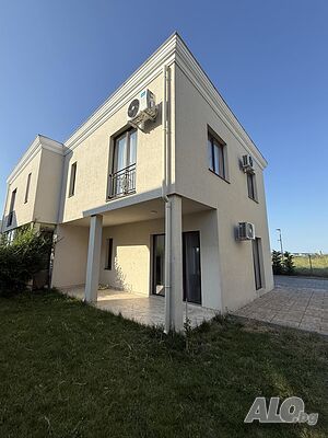 Нова, просторна къща с 3 спални и 3 бани - близо до плажа
