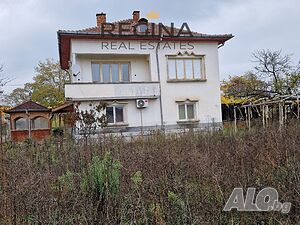Продава къща