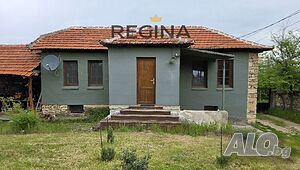 Продава къща