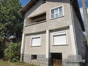 Продава се масивна двуетажна къща в с. Обидим, общ. Банско