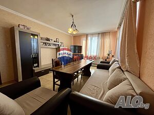 Триспален апартамент на самостоятелен етаж в Центъра на гр. Айтос с гараж и таванско помещение