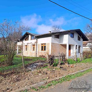 Масивна двуетажна къща в Странджа планина, с. Младежко