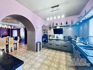 Луксозна къща с двор и гараж за продажба в с. Преселенци