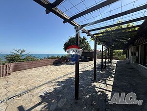 Градска къща с три спални, двор, барбекю и панорамна морска гледка, гр. Балчик
