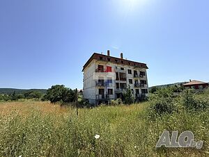 Парцел 2 580 кв.м с панелна сграда в с. Осеново
