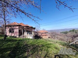 Къща в близост до язовир Сопот.