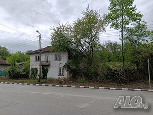 Къща на главен път в обл. Плевен / с партида за ток и вода/. Двуетажна къща 100 кв.м РЗП 810 кв.м двор | Къщи, Вили | Стежерово