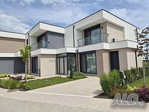 Обзаведена къща с двор 200 кв.м. в Victoria Residence - басейн, паркомясто и отлична локация