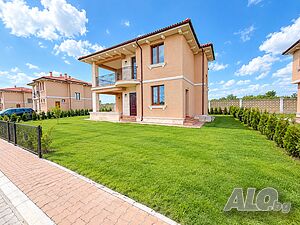 Двуетажна къща с морска гледка и просторен двор в ”Pomorie Luxury Village”