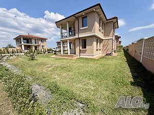 Нова двуетажна къща с морска гледка и собствен двор в „Pomorie Luxury Village“