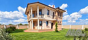 Двуетажна къща с морска гледка в „Pomorie Luxury Village“