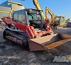 Верижен мини челен товарач 6000кг Takeuchi TL12V-2