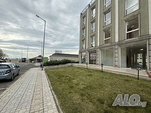 Два магазина с възможност за обединяване в комплекс първа линия на 20 метра от плажа в Поморие