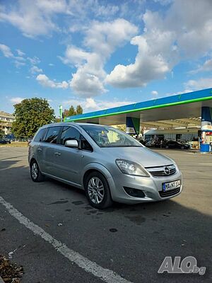 Продавам Опел Зафира