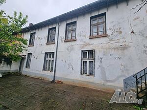 Двуетажна къща с двор 800кв.м. в центъра на село Горни Дъбник