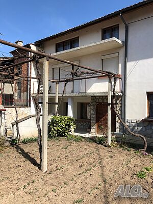 Продава се двутажна къща в село Бяга