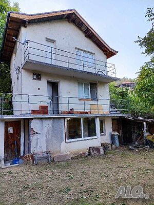 Продава се триетажна къща в село Руен