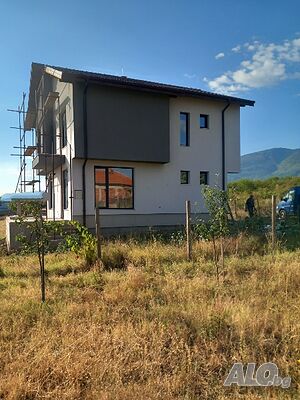 Продава се двуетажна къща в Брестник