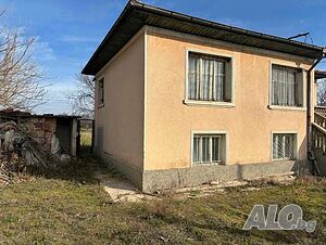 Продава се двуетажна къща в Дълго поле Двуетажна къща 90 кв.м РЗП 1020 кв.м двор | Къщи, Вили | дълго поле Пловдив